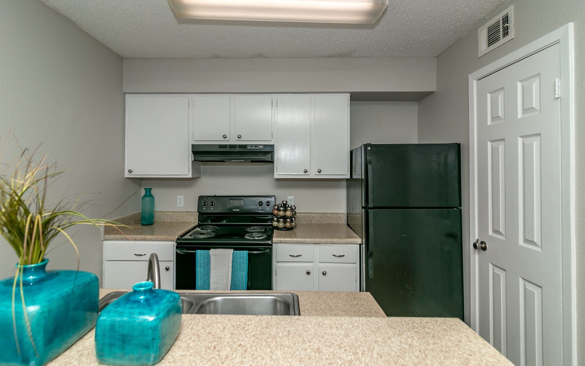 San Antonio, TX Apartments - City-Base Vista Open Concept Kitchen with Ample Cabinet Space and New Appliances